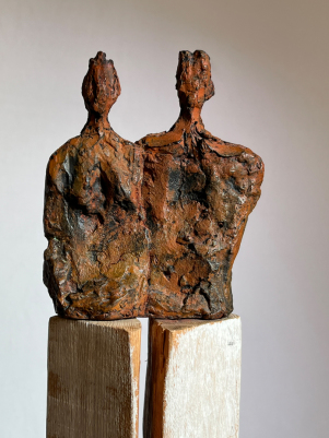 Insieme | Bronze | 11 x 9 x 4 cm | Stele ( Holz )